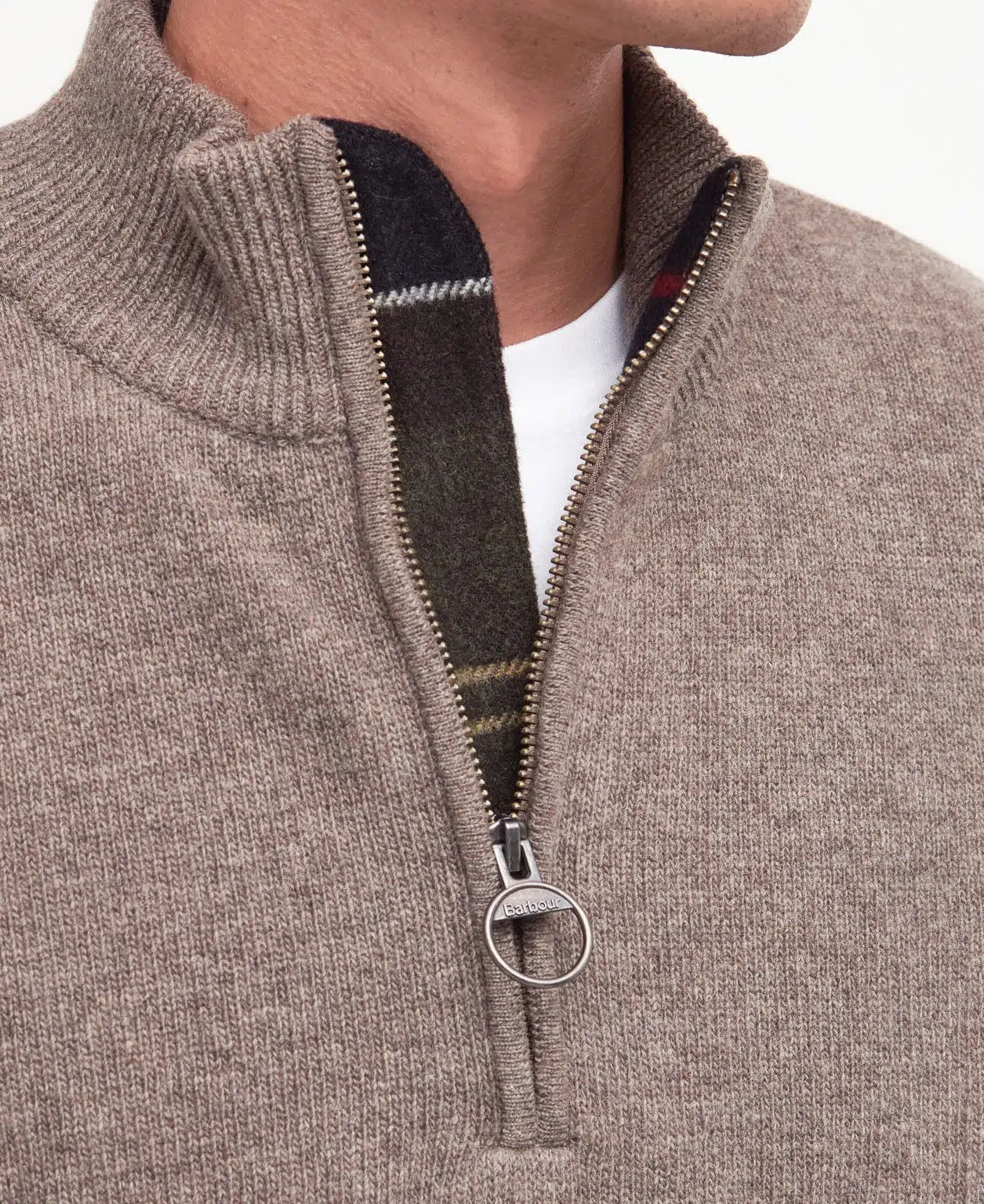 Pull Barbour Holden pour homme en laine, avec col zippé et détails tartan aux coudes et au col.