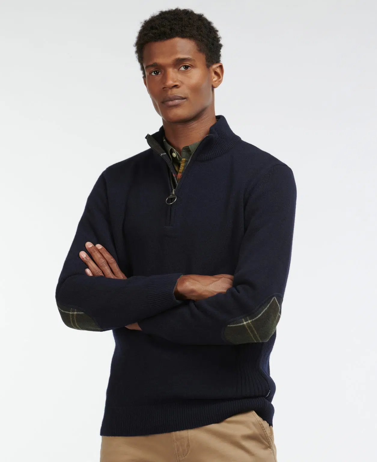 Pull Barbour Holden pour homme en laine, avec col zippé et détails tartan aux coudes et au col.