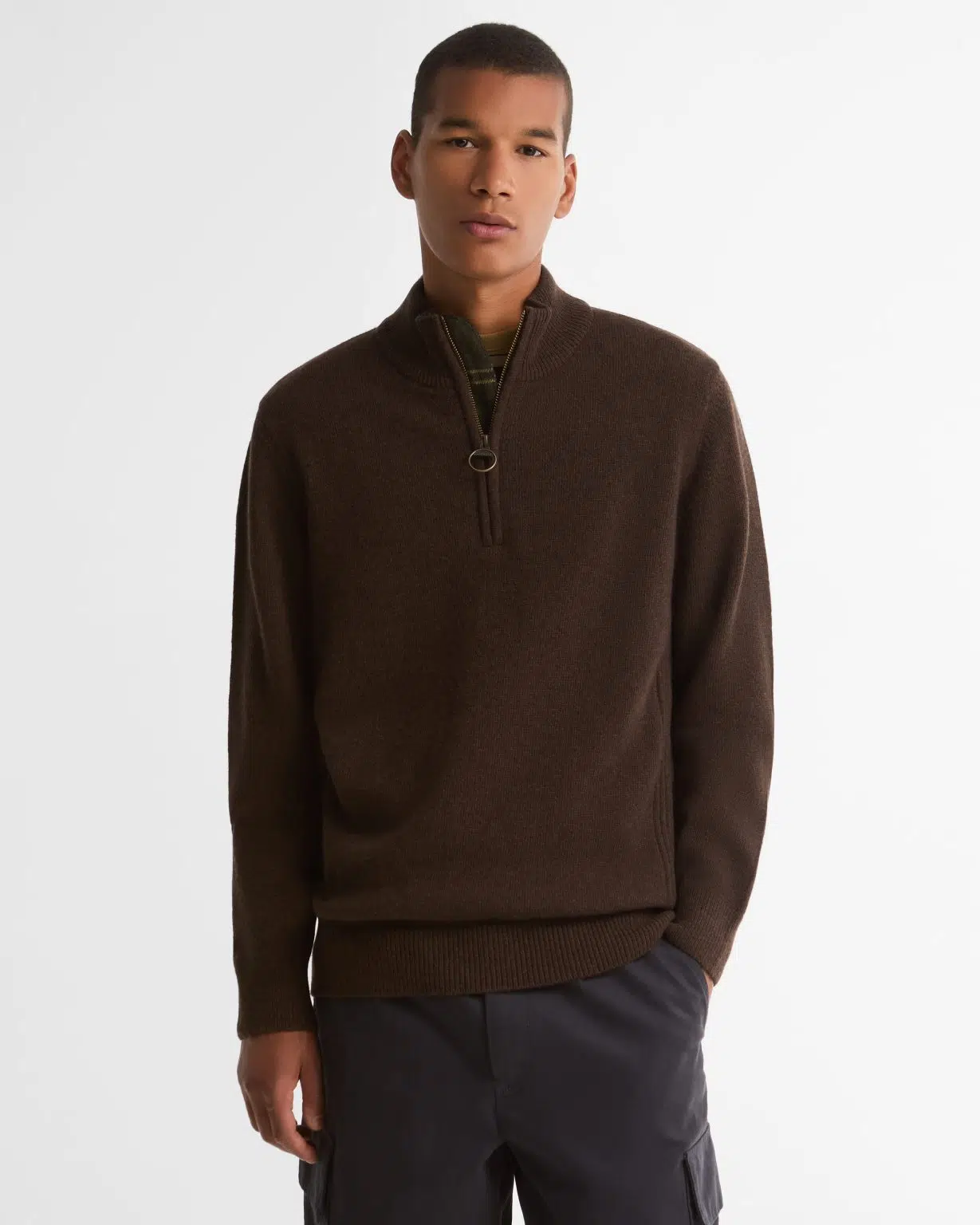 Pull Barbour Holden pour homme en laine, avec col zippé et détails tartan aux coudes et au col.