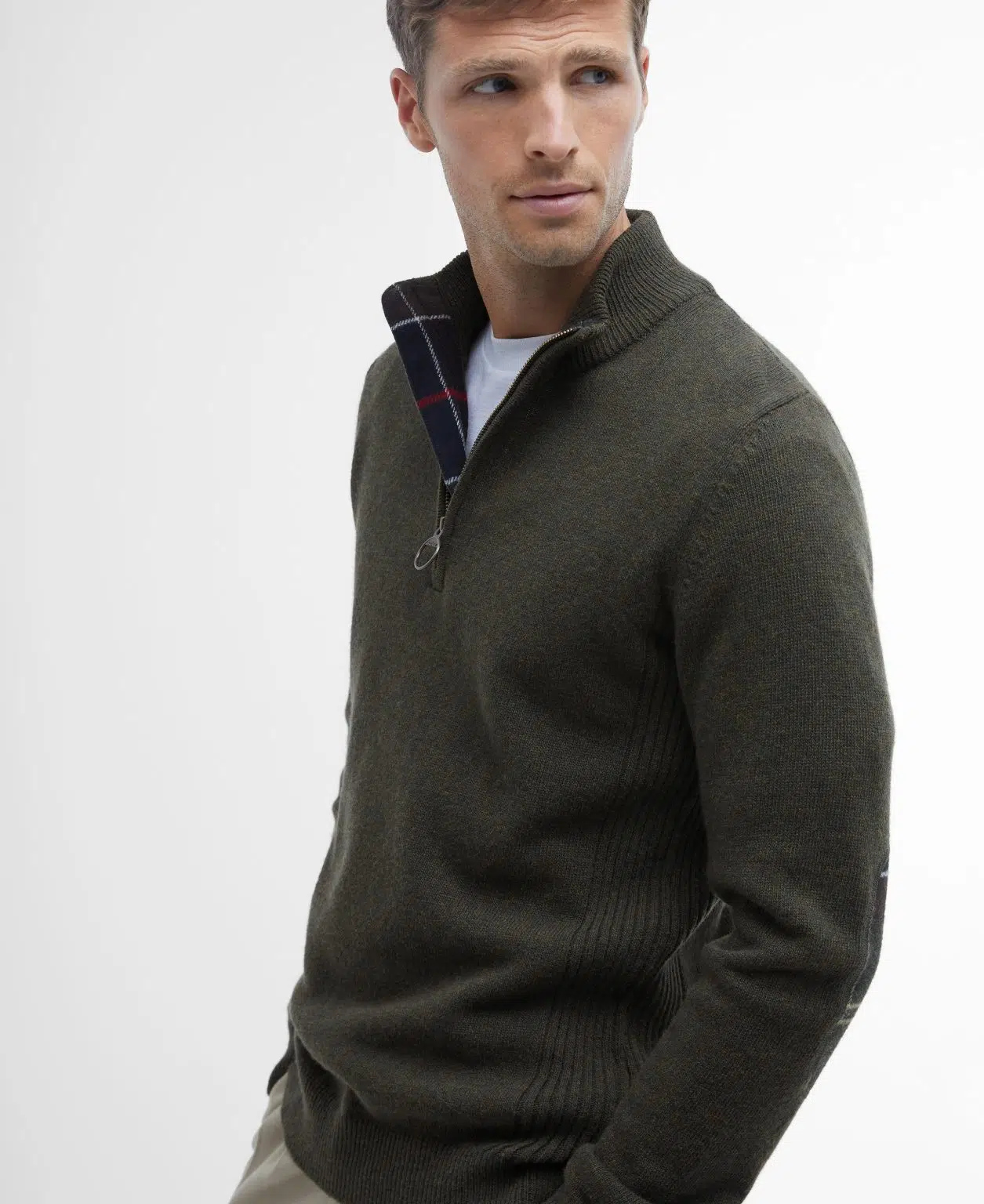 Pull Barbour Holden pour homme en laine, avec col zippé et détails tartan aux coudes et au col.