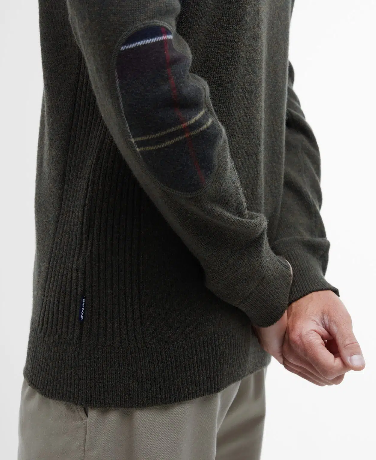 Pull Barbour Holden pour homme en laine, avec col zippé et détails tartan aux coudes et au col.