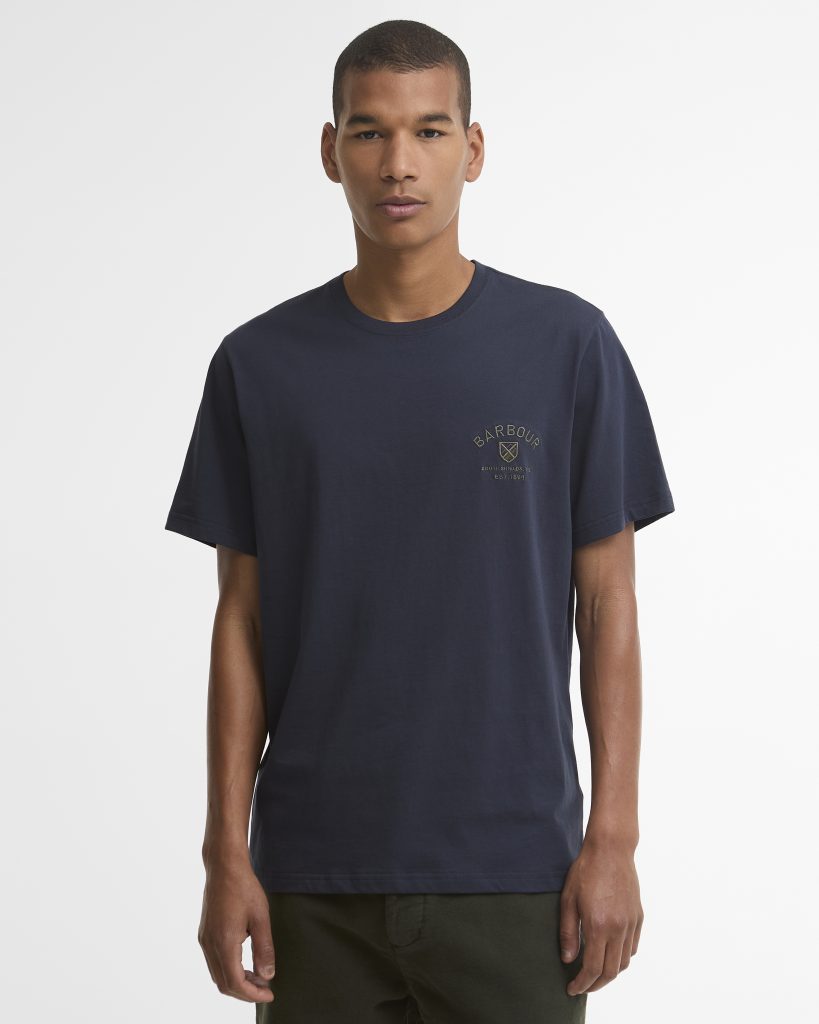 T-shirt Tartan Crest Logo Barbour pour homme bleu marine, coupe ajustée, col rond et logo Barbour brodé sur la poitrine.
