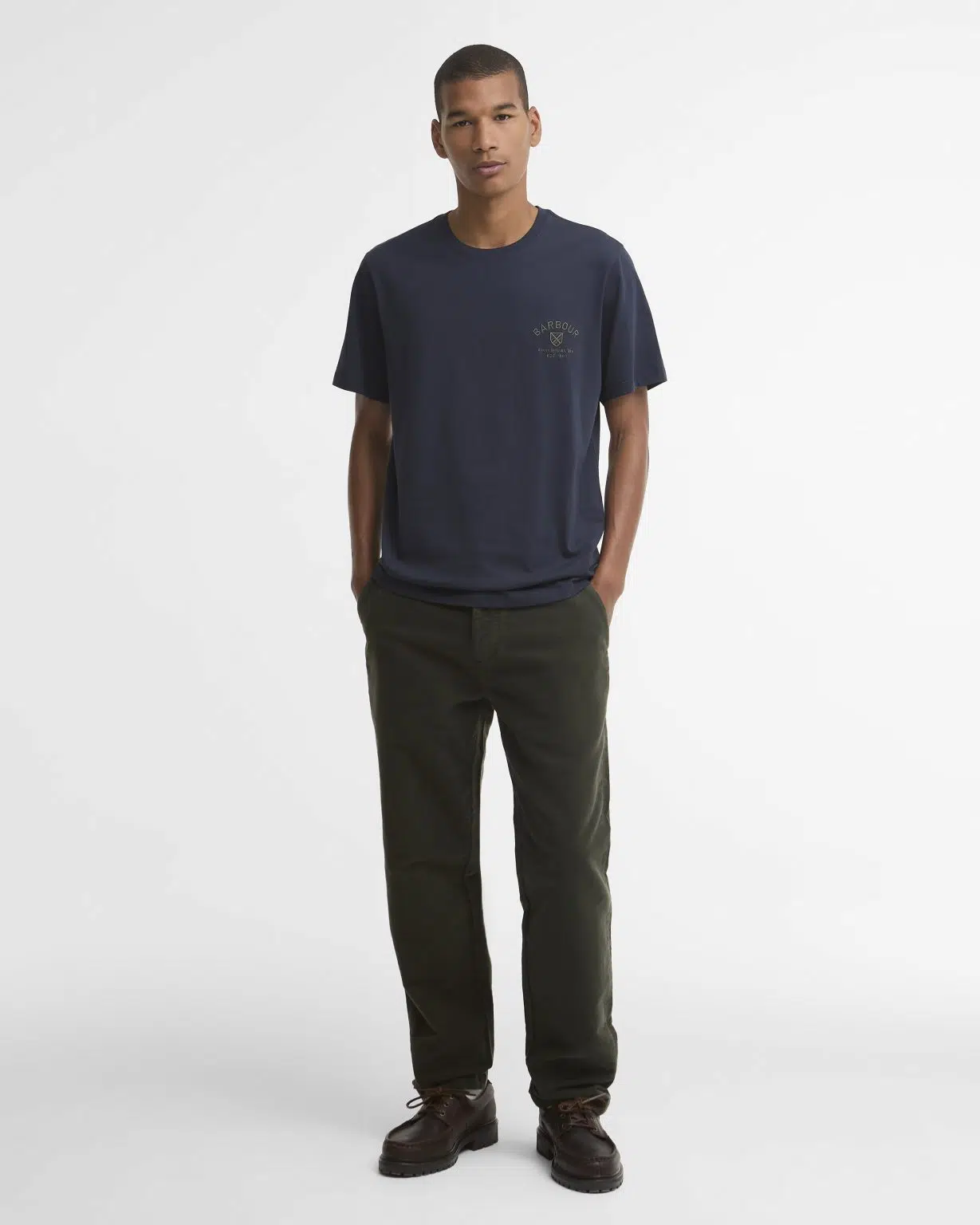 T-shirt Tartan Crest Logo Barbour pour homme bleu marine, coupe ajustée, col rond et logo Barbour brodé sur la poitrine.