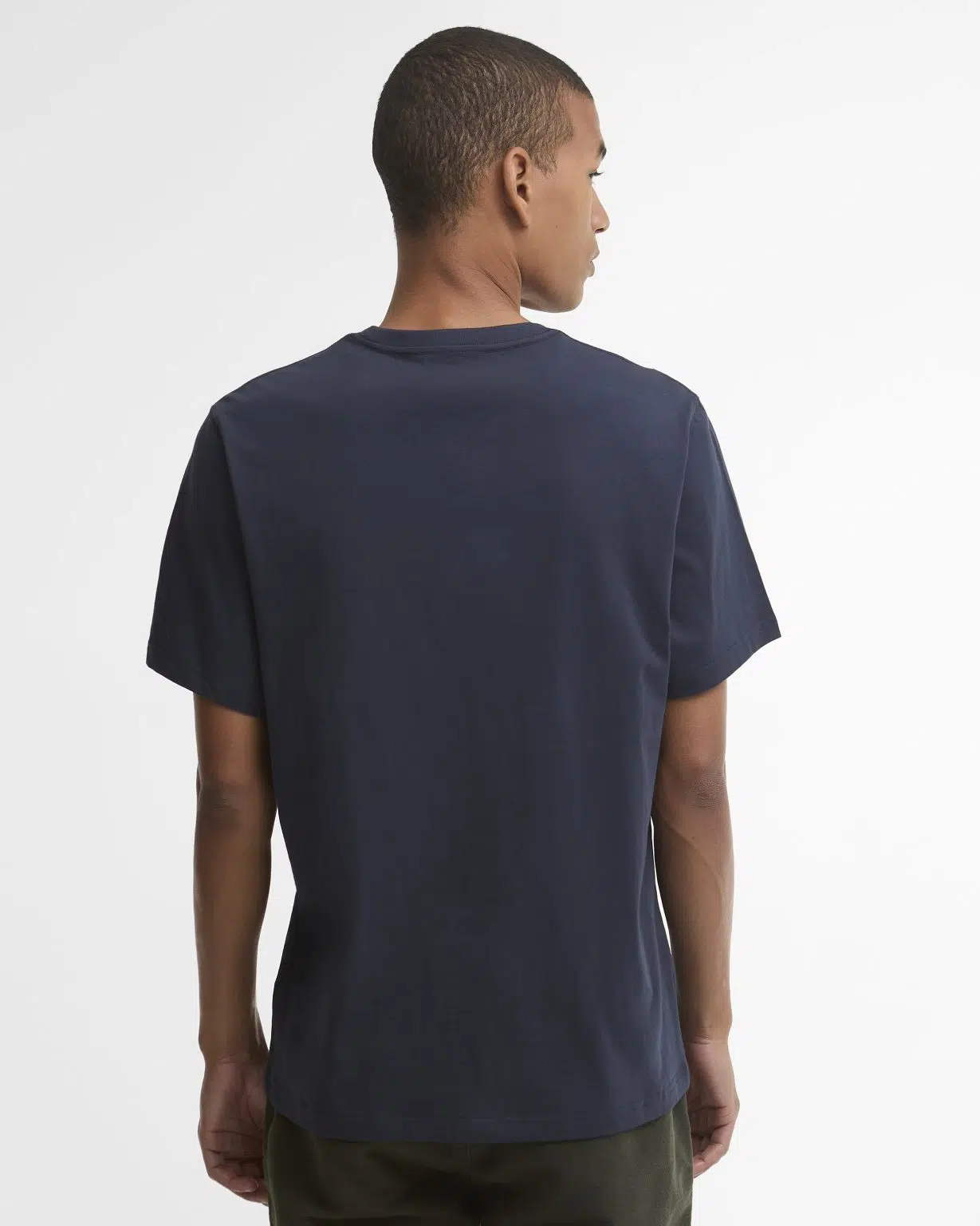 T-shirt Tartan Crest Logo Barbour pour homme bleu marine, coupe ajustée, col rond et logo Barbour brodé sur la poitrine.