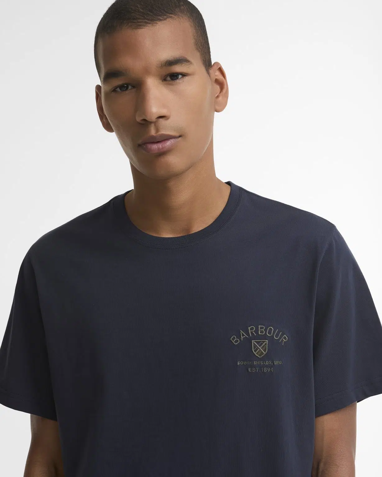 T-shirt Tartan Crest Logo Barbour pour homme bleu marine, coupe ajustée, col rond et logo Barbour brodé sur la poitrine.