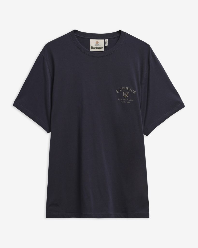 T-shirt Tartan Crest Logo Barbour pour homme bleu marine, coupe ajustée, col rond et logo Barbour brodé sur la poitrine.