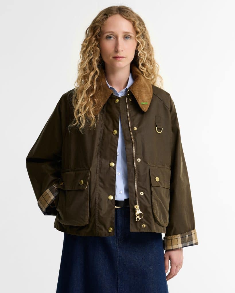 Veste huilée Barbour Icons Modern Spey pour femme, coupe courte, col en velours côtelé et grandes poches à rabat.