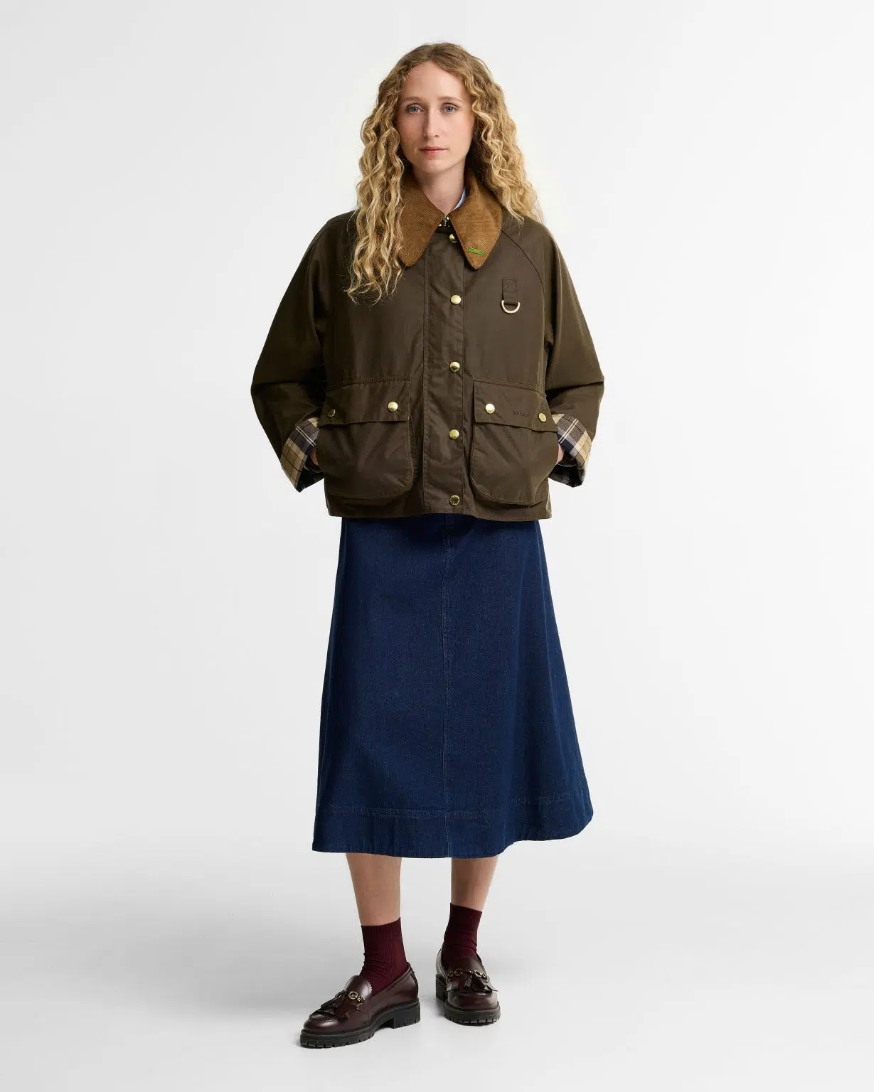 Veste huilée Barbour Icons Modern Spey pour femme, coupe courte, col en velours côtelé et grandes poches à rabat.