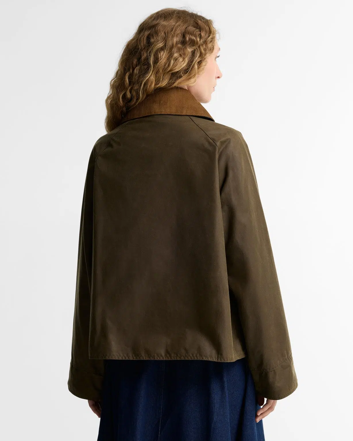 Veste huilée Barbour Icons Modern Spey pour femme, coupe courte, col en velours côtelé et grandes poches à rabat.