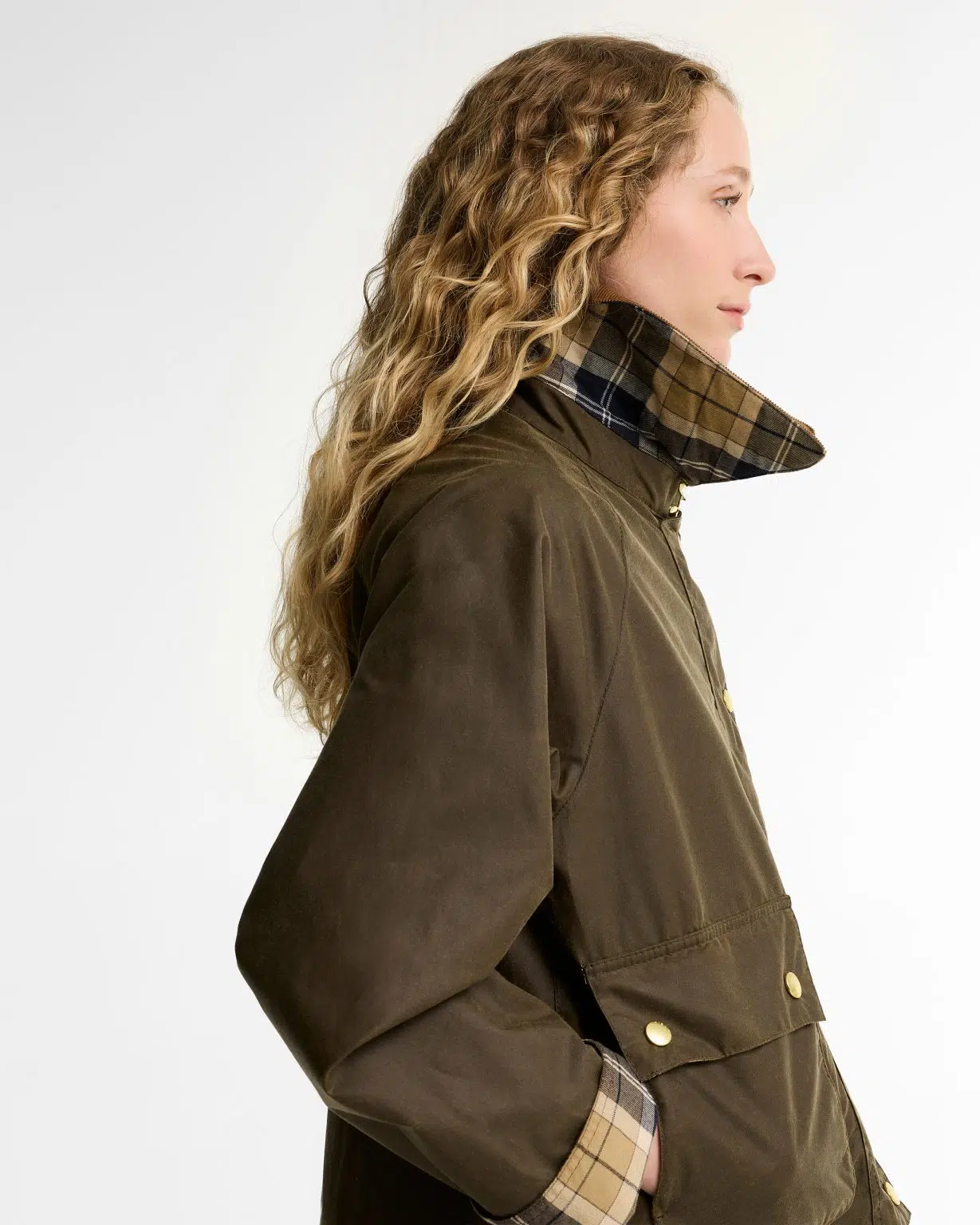Veste huilée Barbour Icons Modern Spey pour femme, coupe courte, col en velours côtelé et grandes poches à rabat.