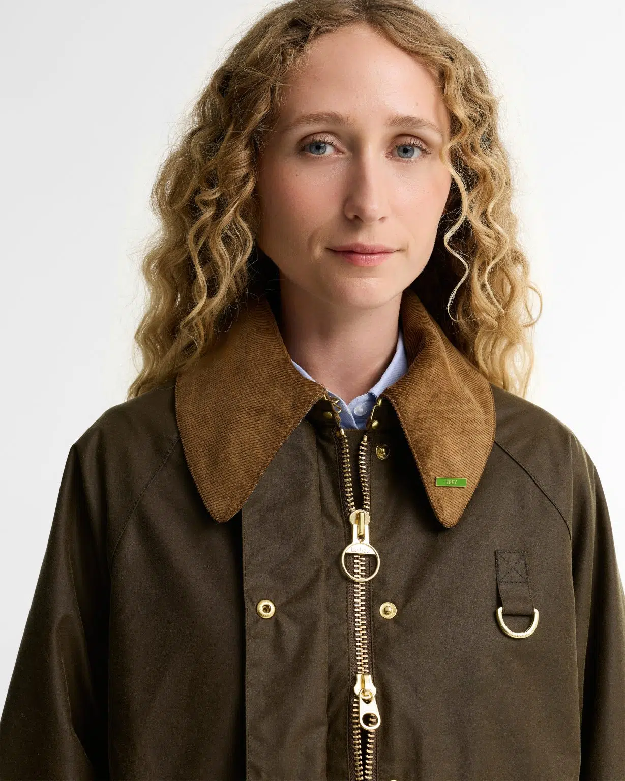 Veste huilée Barbour Icons Modern Spey pour femme, coupe courte, col en velours côtelé et grandes poches à rabat.