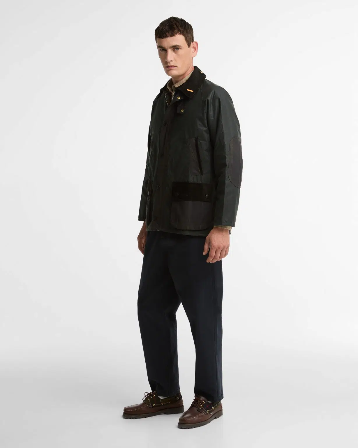Veste Barbour Icons Patch Bedale homme en coton ciré, avec patchs en tartan et col en velours côtelé.
