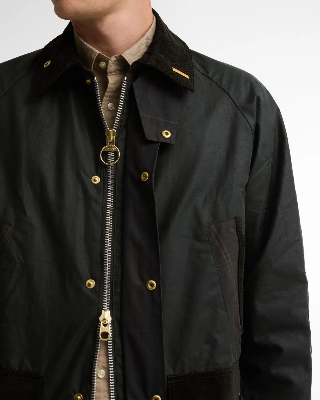 Veste Barbour Icons Patch Bedale homme en coton ciré, avec patchs en tartan et col en velours côtelé.