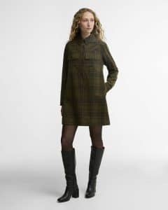 Robe chemise Barbour Shae en tartan classique portée par un mannequin