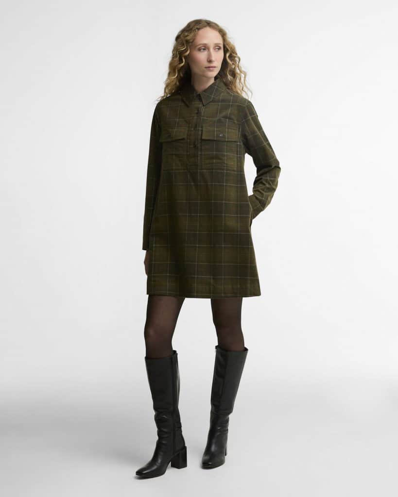 Robe chemise Barbour Shae en tartan classique portée par un mannequin